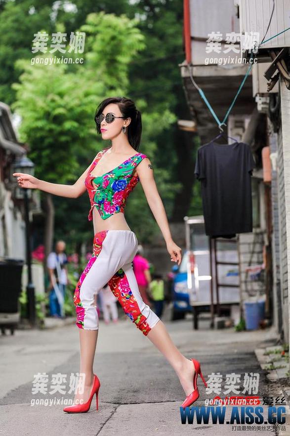 AISS爱丝(黄金版) - 西雅的女骑士，最新图包——在这刀光剑影之中，结果我最想要的是她的零食储备！