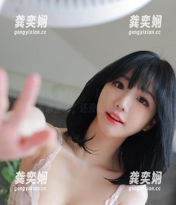 白衣Addielyn(에디린)在图集中在线，跑去哪里了，还没吃早餐啊！