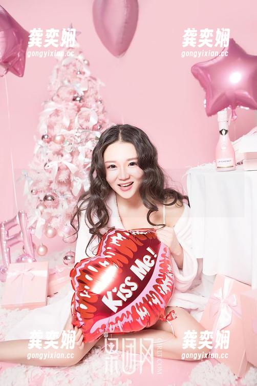 GIRLT果团网 - 周妍希的泳池梦游，定制写真来点水花儿