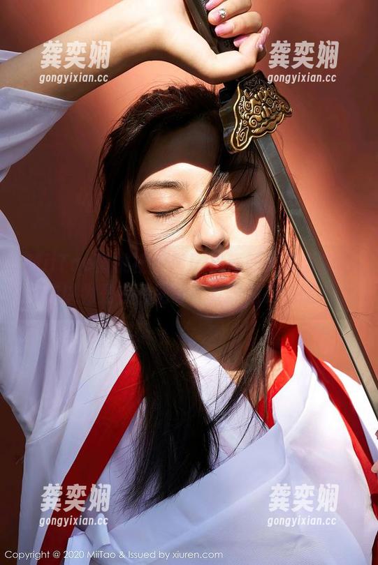 MiiTao蜜桃社-Mia米娅 MiiTao蜜桃社 - Mia米娅的美脚合集,你以为是在看图册,其实是在偷瞄?