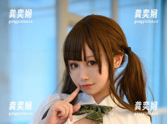 PAKI草莓酱 观看PAKI草莓酱扮演的女王,原图给我一种“你可以但我不在乎”的态度