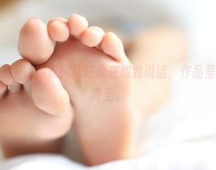 在ROSI原图中，这双网袜好像在和我说话，作品里的低语隐隐而至。