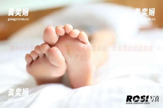 在ROSI原图中，这双网袜好像在和我说话，作品里的低语隐隐而至。