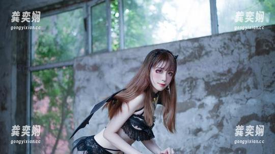 Sakiiii翎柒的灰丝征服了整个小宇宙，快来探索这最绝妙的作品集和资源一手掌握！