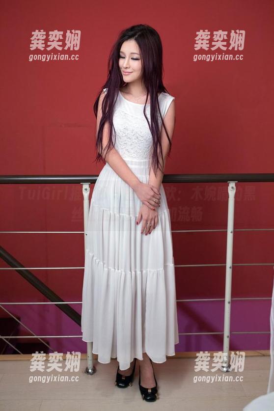 TuiGirl推女郎-木婉晴 TuiGirl推女郎 - 图片狂欢:木婉晴的黑丝让腿部言语更加流畅