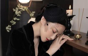 Xiuren秀人网 – Cris_卓娅祺最新写真：空乘制服与肉丝美腿的大胆搭配，一不小心就溢出屏幕。