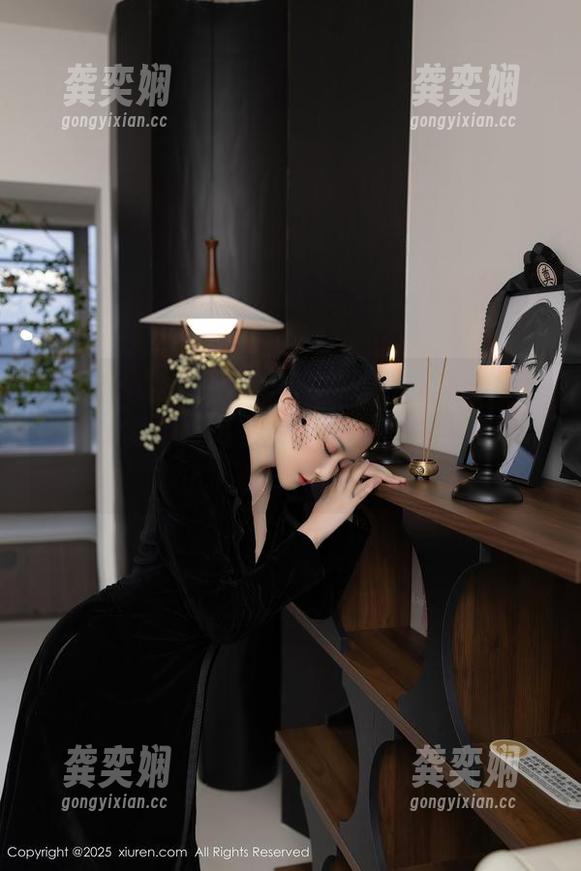 Xiuren秀人网 - Cris_卓娅祺最新写真：空乘制服与肉丝美腿的大胆搭配，一不小心就溢出屏幕。
