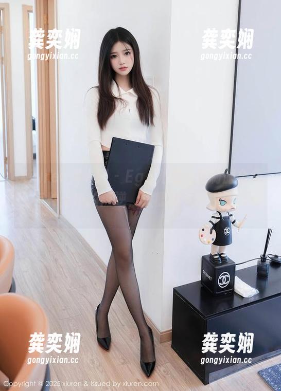 Xiuren秀人网 - Egg尤妮丝的制服全集，有种无声的叛逆，大概没人能懂的叛逆。