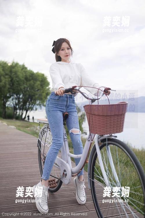 Xiuren秀人网 - 一言不合就洗澡的小逗逗浴室套图：浴缸里不仅有水，还有我的娃娃音！