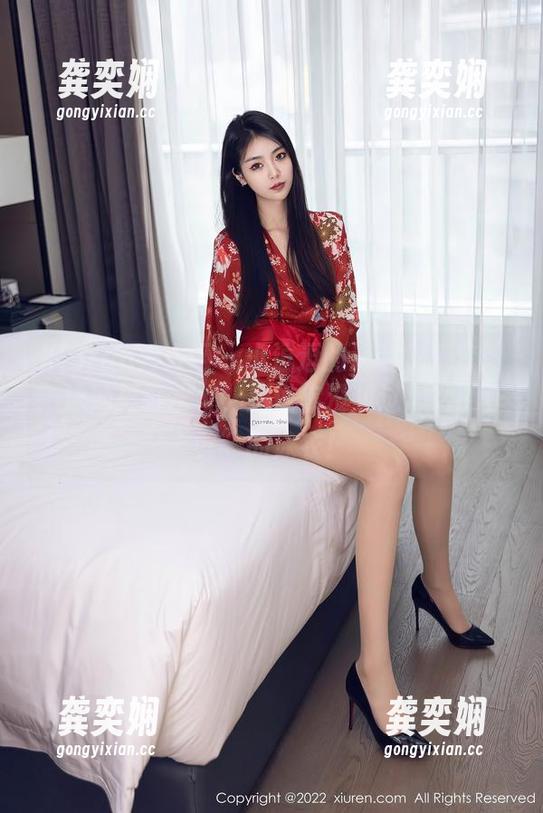 Xiuren秀人网 - 小逗逗的泳装快乐套图：泳池里打水仗，别说你没见过那么“作弊”的泳衣！