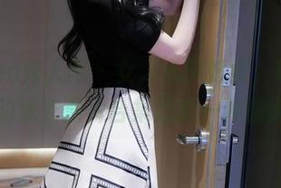 Xiuren秀人网 – 女人心事如水，草莓zz的泳衣图片合集透出一种慵懒