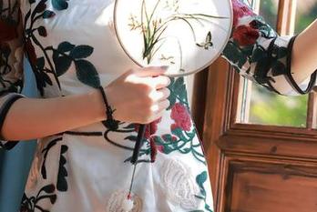 Xiuren秀人网 – 最新的谭小灵写真集出炉，‘女神’风范，果然自带光环一般。