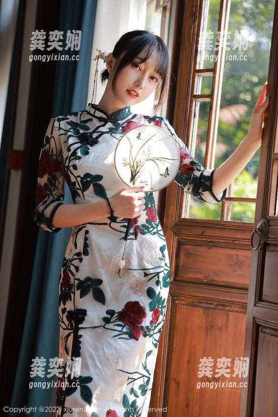 Xiuren秀人网 - 最新的谭小灵写真集出炉，‘女神’风范，果然自带光环一般。