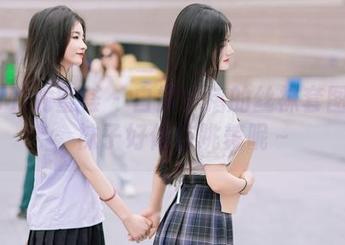 YouMi尤蜜荟 – 白露小猪的丝袜套图分享，袜子好像在跳舞呢～