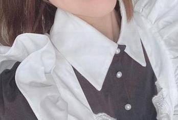 这就是けん研(けんけん)的空姐作品，画面里流露出的那份似懂非懂。