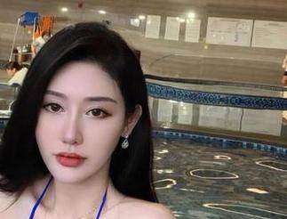 微密圈 – 就是不爱笑的赛琳和她那件黑丝连体的私拍图包，让我在角落里偷偷觊觎，能不能多露一点点