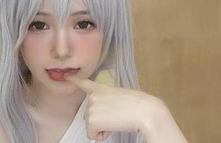 我点开倦倦喵的最新照片，只想说：这个制服太适合我的窝了！