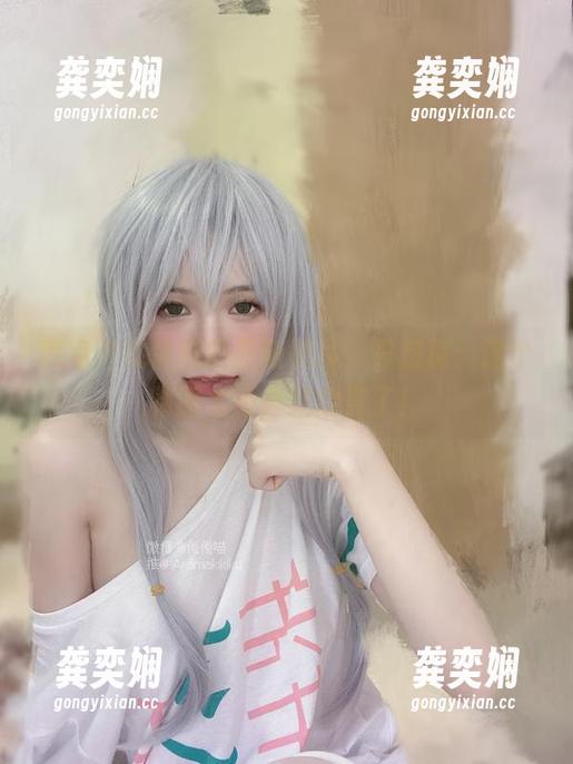 我点开倦倦喵的最新照片，只想说：这个制服太适合我的窝了！
