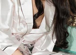 克拉女神 – 真正的天使降临：盈盈在高清写真集中化身吸引力与喜感并存的女神！