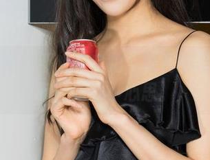 克拉女神 – 不止是自拍，颖儿的写真集里藏着她的小心思。