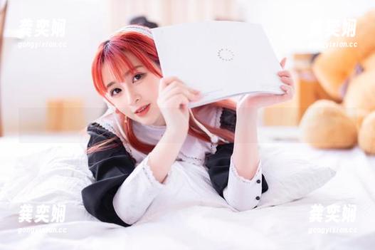 叉子宝宝 最新版叉子宝宝的蓝白少女原图,整个氛围好像就在漂浮。