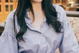 头条女神 – 写真里的周熙妍，穿着睡衣，意外发现她的态度比衣服还厚重。