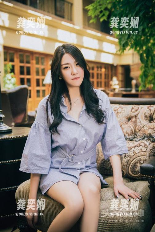 头条女神-周熙妍 头条女神 - 写真里的周熙妍,穿着睡衣,意外发现她的态度比衣服还厚重。
