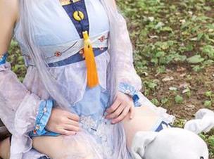 头条女神 – 筱溪的白裙宛如云朵，心中思绪零零散散像是易碎的泡沫。