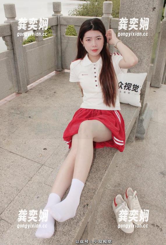 小众视觉 - 看！小薯条镂空了，就像美图里的一道光影，飘忽不定。