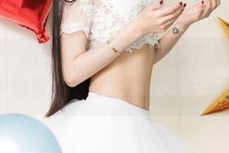 尤果网 – 细节决定颜值，陈雅漫的袜子和原图中的弯曲角度，是工艺大师了吧！