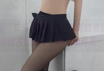 尤蜜荟 – 快来看看Yumi尤美的美脚，私拍图片让人不小心多看两眼！