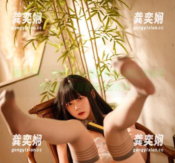 巧克力小圆面包 快来下载,看巧克力小圆面包怎样把五更琉璃演绎成一个新春旗袍的传说!