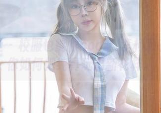 星颜社 – 校服也能很cool！李柯颖在线教你如何把纯真玩出新花样。