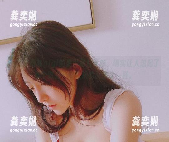 一张张樱晚gigi的夏引图片更新，确实让人想起了那个时光，轻飘飘的又像梦一样。