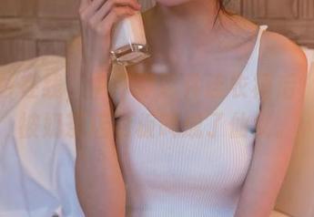 王羽杉在线，中午穿这件连衣裙后，直接被奶茶店老板叫成了仙女。
