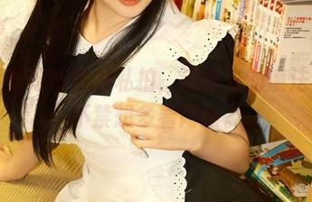 白莉爱吃巧克力私拍，连体衣的魔法让我不禁想多看两眼。