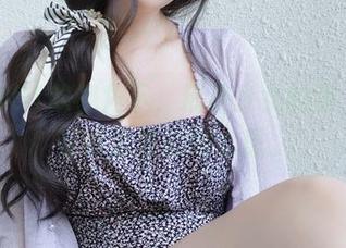 在白银81的视角下，精选少女的美，仿佛在诉说默默的心思。