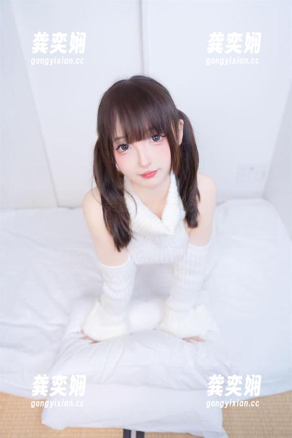 神乐坂真冬的美脚写真，从头到脚，专注力满满，只差一杯热饮？