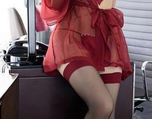 秀人网 – 容容容Alice的全套泳衣写真，光影交织，真让人感到一阵莫名的愉悦。