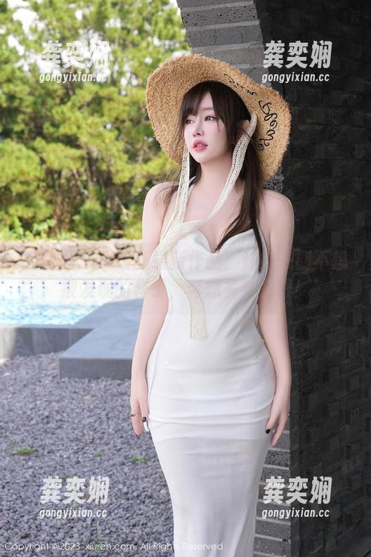 秀人网 - 小紫藤最新作品：妹妹一副不想被发现的样子，真想多看几眼！