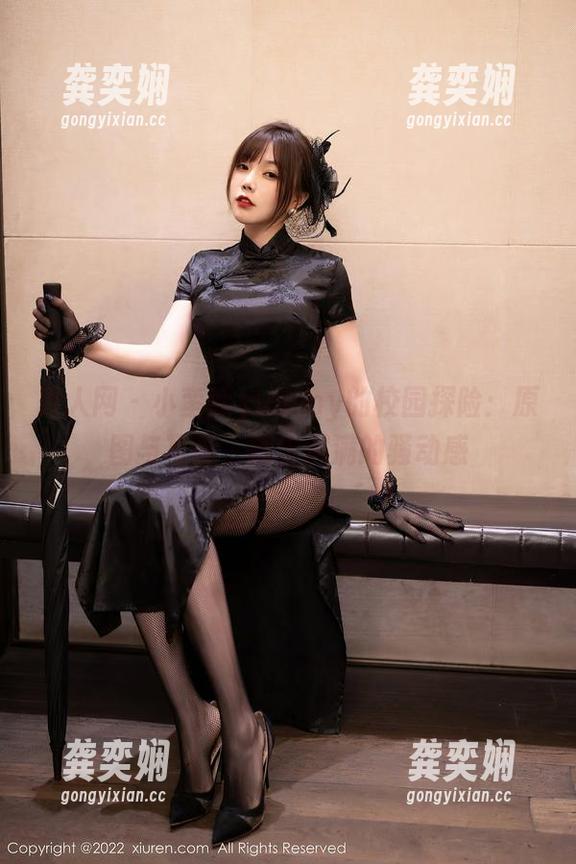 秀人网 - 小蛮妖yummy的校园探险：原图与写真，翻出满满的骚动感