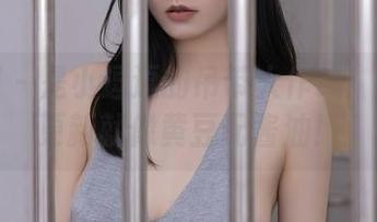 秀人网 – 是小逗逗的吊带大作战：原图配更新就像黄豆配酱油！