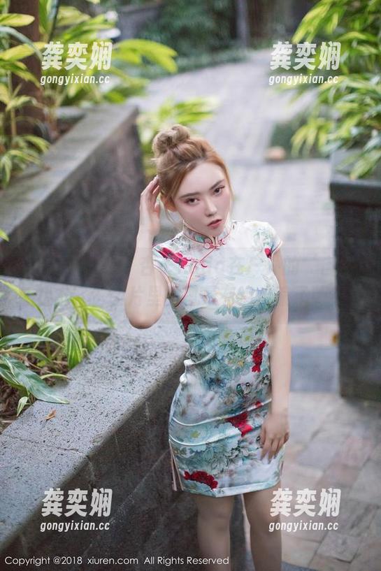 秀人网-杏子Yada 秀人网 - 看!杏子Yada在户外的‘自然状态’,图片里的风景有点走偏了吧?