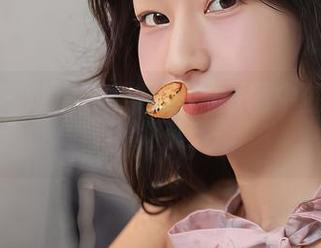 秀人网 – 灿宝“夏日”：原图中的抗拒与享受共存。