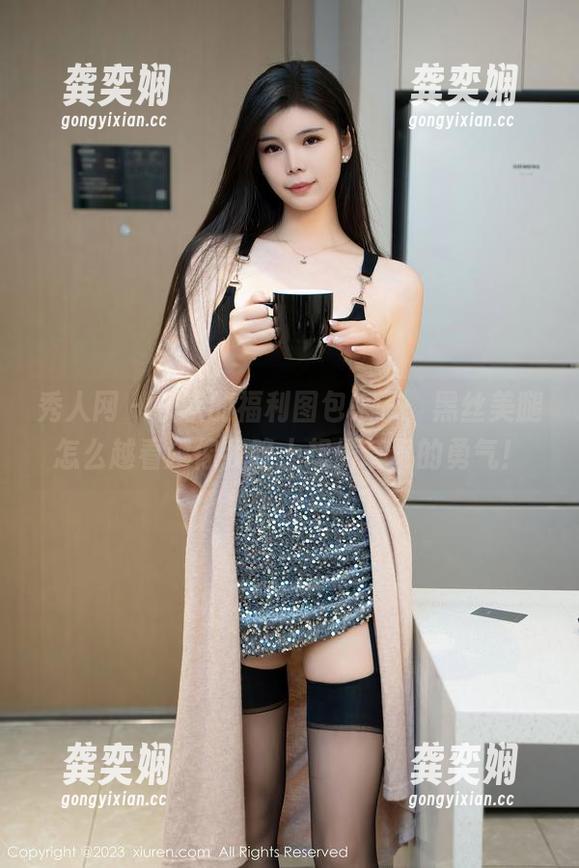 秀人网 - 软软的福利图包来了，黑丝美腿怎么越看越像我晚上想偷草莓的勇气！