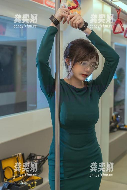 秋和柯基 图片里秋和柯基的连衣裙,是在模仿花园小径,还是我眼花了?