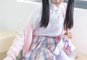 稚乖画册 – 夜夜私拍里的美足：袜子和鞋子的迷藏