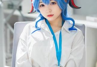 如果你觉得白色很平淡，那你一定没见过花铃Hana的写真和壁纸。