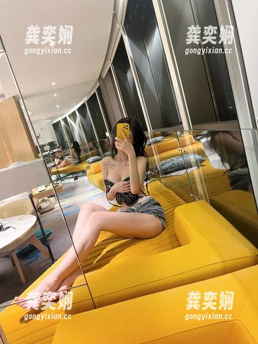 葛征 微密圈 - 更新带来了什么?葛征的丝袜制服写真植入了一种奇特的想象力。
