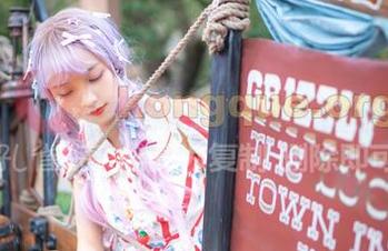 西瓜少女皮衣写真：冰淇淋的味道好像在里面游荡？